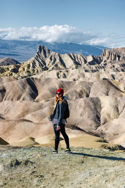 Turista Zabriskie Point a Death Valley Nemzeti Park, Kalifornia, USA — Stock Fotó