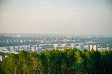 Rusya, Krasnoyarsk - Haziran, 2019 Havacılık panoramik şehir merkezi modern yerleşim kulesi ile gökyüzü 