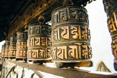 Dua davulu. Nepal 'deki eski dua silindirleri. Tibet Dua tekerlekleri. Budistler sıraya dizildi