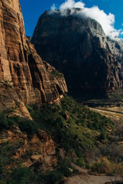 Zion Ulusal Parkı, Utah 'ın güneybatısında, Springdale yakınlarında bulunan bir Amerikan milli parkı.