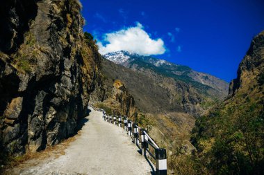Yalnız yol, Annapurnas yolu, Himalayalar, Nepal 'de