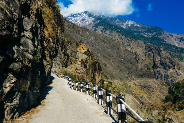 Strada solitaria, annapurnas trekking road, in Himalaya, Nepal — Foto Stock
