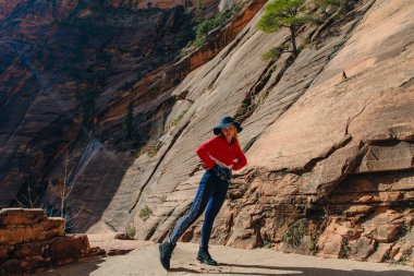 Utah 'ın güneybatısındaki Zion Ulusal Parkı' nda, Springdale, Usa yakınlarındaki bir kız yolcu.