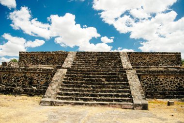 Teotihuacan, Meksika - Haziran 2018. Aztek harabeleri Mexico City yakınlarında. Resim Piramit 'i sunar.