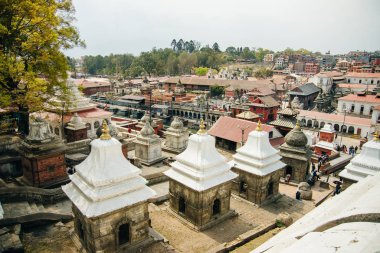 Katmandu, Nepal - Mart 2019 Hindu cesedi Pashupatinath tapınağında yaktı.