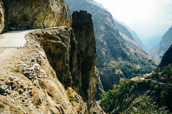 Strada solitaria, annapurnas trekking road, in Himalaya, Nepal — Foto Stock