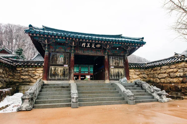 Sinheungsa Tempio buddista nel Parco Nazionale di Seoraksan, Seoraksan, Corea del Sud — Foto Stock