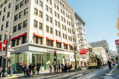 San Francisco, Ca - Temmuz 2018 - Tipik bir San Francisco caddesi. insanlar