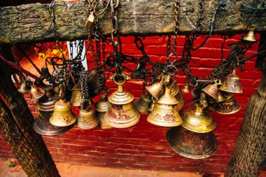 Dilek güneş ışığı altında birçok altın Budist zillerle