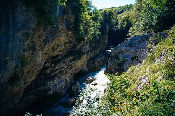 Canyon panorâmico no rio Belaya em Adygea, Rússia — Fotografia de Stock