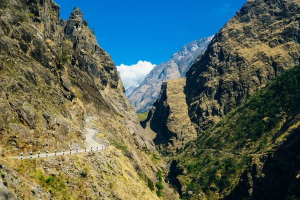 Strada solitaria, annapurnas trekking road, in Himalaya, Nepal — Foto Stock