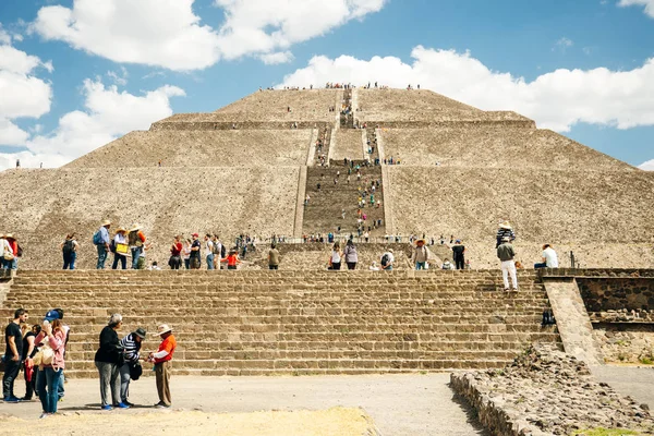 Teotihuacán, México - junio de 2018. Ruinas aztecas cerca de la ciudad de México. La foto presenta Piramide. turistas — Foto de Stock