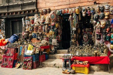 Oturan maymun Katmandu, Nepal 'de Swayambhunath stupa - Mayıs, 2019