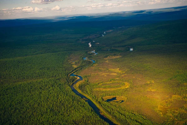 Vista de uma altura de taiga com um rio — Fotografia de Stock