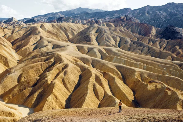 O sol nasce sobre Zabriskie Point no Parque Nacional do Vale da Morte, Califórnia, EUA — Fotografia de Stock