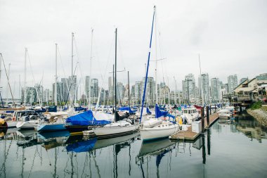 Kitsilano 'dan Yaletown ve Isıtıcı Marina manzarası. İngiliz Kolombiyası. Kanada.