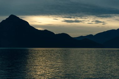 Howe Sound 'daki Horseshoe Körfezi' nin havadan panoramik görüntüsü. Batı Vancouver, İngiliz Kolombiyası, Kanada.