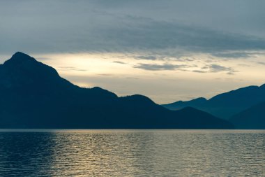 Howe Sound 'daki Horseshoe Körfezi' nin havadan panoramik görüntüsü. Batı Vancouver, İngiliz Kolombiyası, Kanada.
