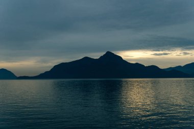 Howe Sound 'daki Horseshoe Körfezi' nin havadan panoramik görüntüsü. Batı Vancouver, İngiliz Kolombiyası, Kanada.