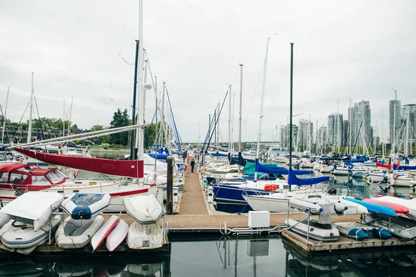 Vista de Yaletown y Calentador Marina desde Kitsilano. Columbia Británica. Canadá . — Foto de Stock