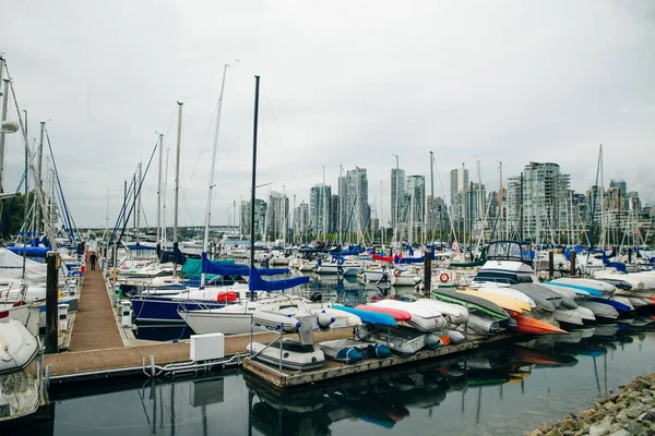 Vista de Yaletown y Calentador Marina desde Kitsilano. Columbia Británica. Canadá . — Foto de Stock