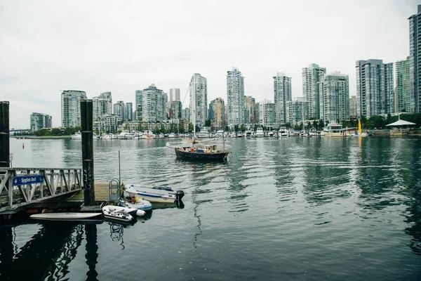 Vista de Yaletown y Calentador Marina desde Kitsilano. Columbia Británica. Canadá . — Foto de Stock