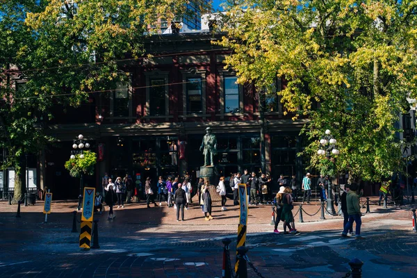 Vancouver Canada - Sep 22019 Statue of Gassy Jack, the man who open the first saloon in the Gastown District — стокове фото