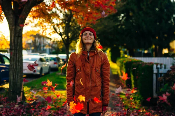 Krásná dívka kráčí venku na podzim. Mladá žena těší podzimní počasí. — Stock fotografie