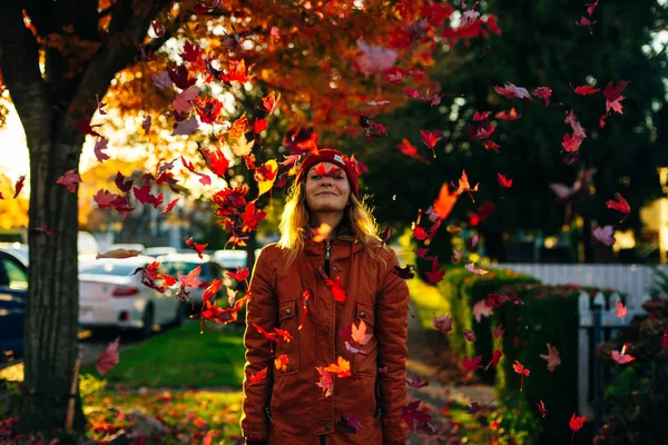 Menina bonita andando ao ar livre no outono. Jovem mulher desfrutando de clima de outono. — Fotografia de Stock