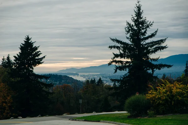 Hermoso parque en la cima de Burnaby Mountain con Vancouver City en el fondo. — Foto de Stock