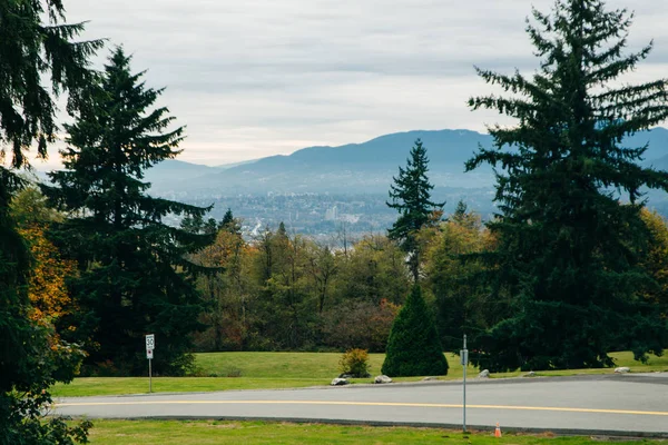 Prachtig park op de top van Burnaby Mountain met Vancouver City op de achtergrond. — Stockfoto