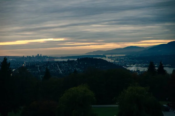 Beautiful park on top of Burnaby Mountain with Vancouver City in the Background. — Stock Photo, Image