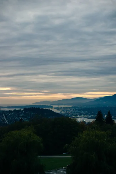 Beautiful park on top of Burnaby Mountain with Vancouver City in the Background. — Stock Photo, Image