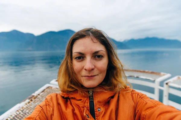 Traveler makes selfie on the background of the lake. Vancouver, Canada — Stock Photo, Image