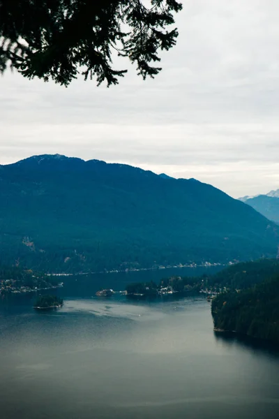 Bellissimo parco sulla cima del Burnaby Mountain con Vancouver City sullo sfondo. — Foto Stock