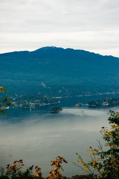 Hermoso parque en la cima de Burnaby Mountain con Vancouver City en el fondo. —  Fotos de Stock