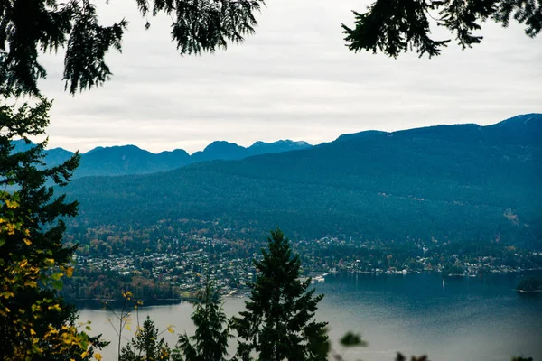 Beau parc au sommet du mont Burnaby avec Vancouver City en arrière-plan. — Photo