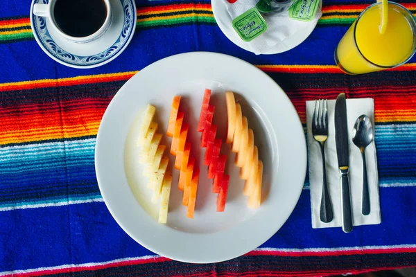 레스토랑의 하얀 접시에 아름답게 얇게 썬 과일 조각들이 있습니다. 멕시코 음식 — 스톡 사진