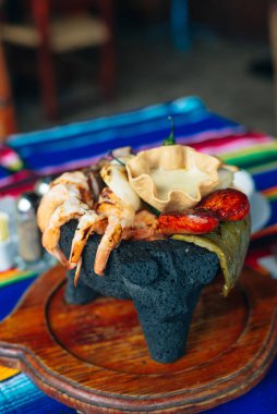 Meksika restoranında çeşitli Meksika usulü et sosu.