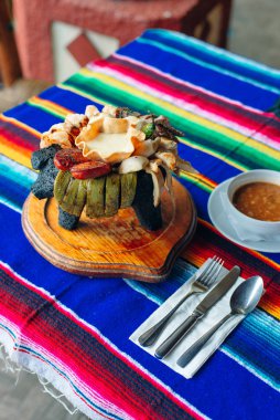 Meksika restoranında çeşitli Meksika et sosları ve çorba.
