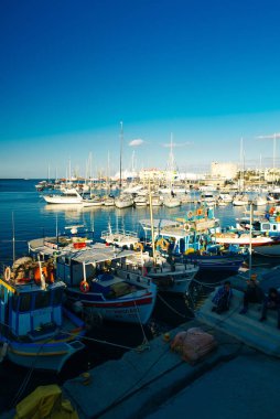 Girit Heraklion Yunanistan liman botları panoramik manzara alacakaranlık mavi saati