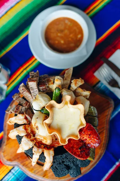 Molhos de prato de carne mexicana variados com sopa no restaurante mexicano — Fotografia de Stock