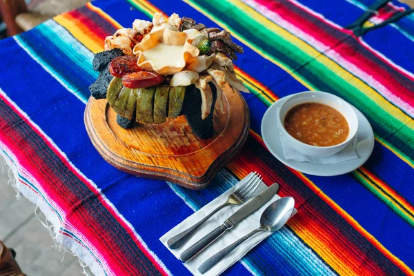 Surtido de salsas de carne mexicana con sopa en restaurante mexicano —  Fotos de Stock