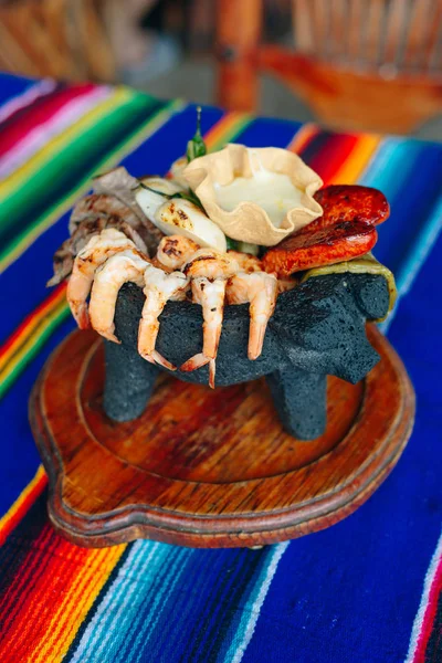 Prato de carne mexicana variado molhos de pimenta no restaurante mexicano — Fotografia de Stock