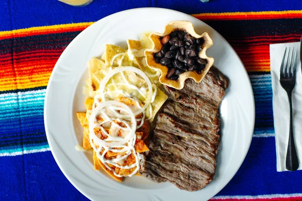 Bord maïs chips nacho 's met gebakken vlees in mexicaans restaurant — Stockfoto