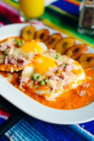 Ovos mexicanos com dois ovos e molho e tomates com platanos — Fotografia de Stock