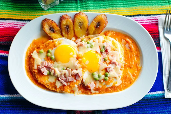 Ovos mexicanos com dois ovos e molho e tomates com platanos — Fotografia de Stock