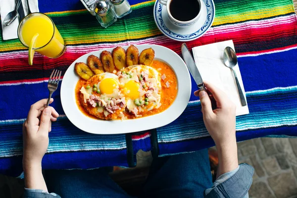 Huevos mexicanos con dos huevos y salsa y tomates con platanos —  Fotos de Stock