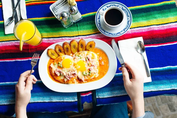 Huevos mexicanos con dos huevos y salsa y tomates con platanos —  Fotos de Stock