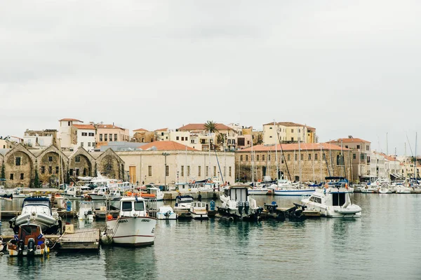 Porto de Chania. Belo porto veneziano com barcos — Fotografia de Stock